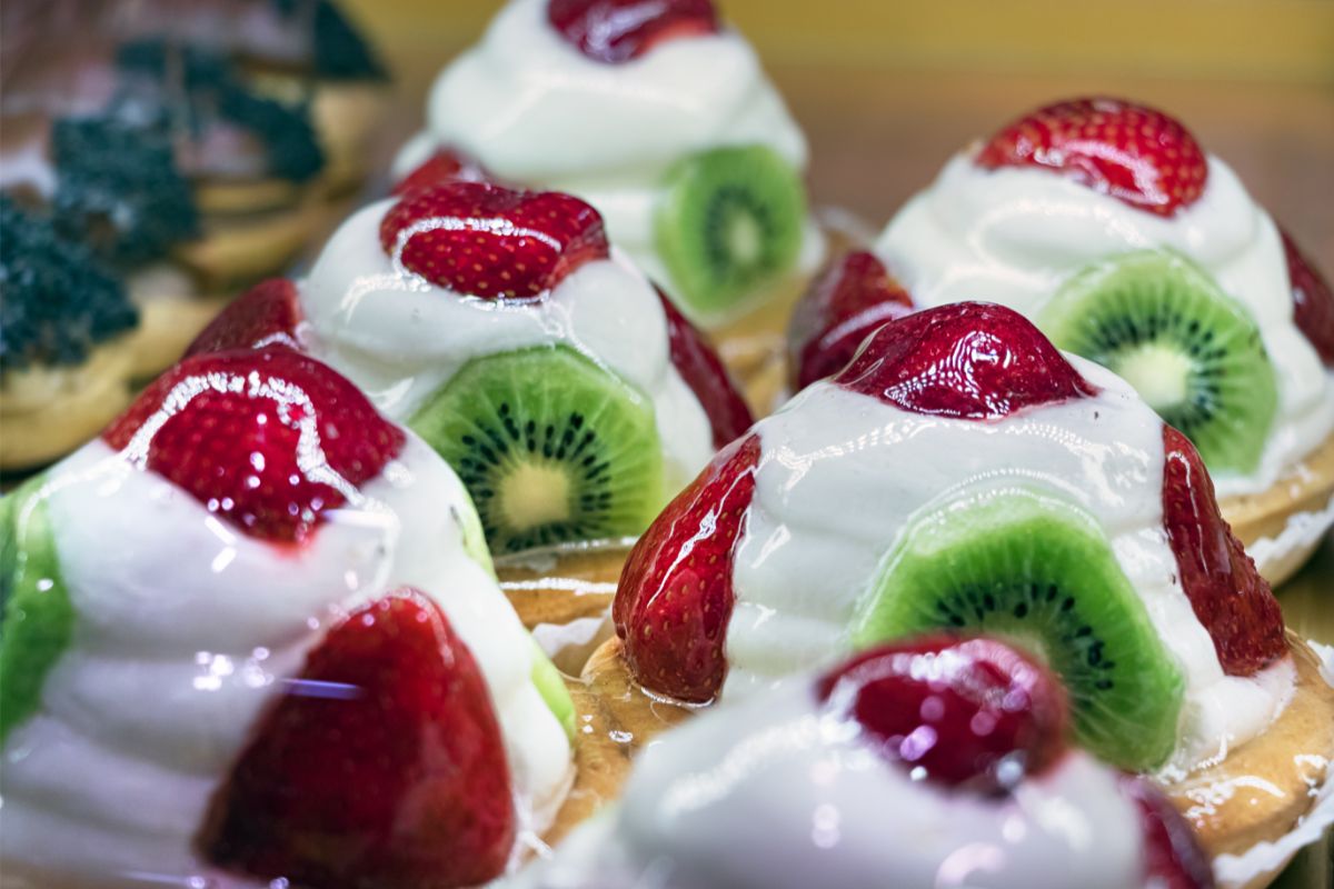 How To Make Strawberry Kiwi Shortcakes With Vanilla Mascarpone
