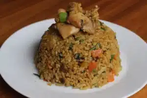 How to Make Curry Fried Rice with Chicken – Easy & Flavorful Recipe 14 Curry Fried Rice with Chicken, mixed vegetables, and tender chicken, garnished with green onions for a flavorful meal.