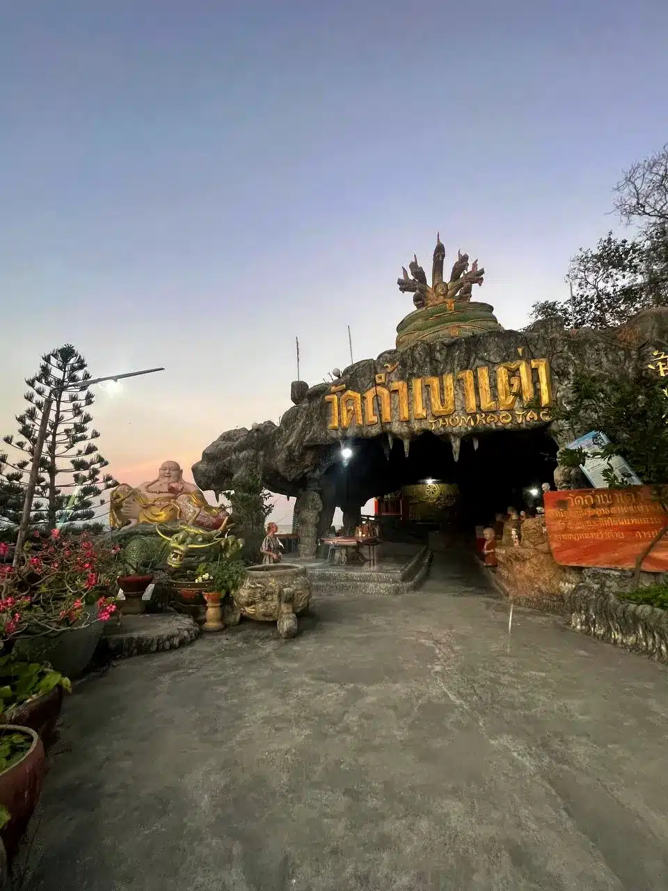 The Ultimate Expat Family Guide to Bangkok Street Food 2026: Safety, Hidden Gems, and Kid-Friendly Flavors 9 Hua Hin dining near temples