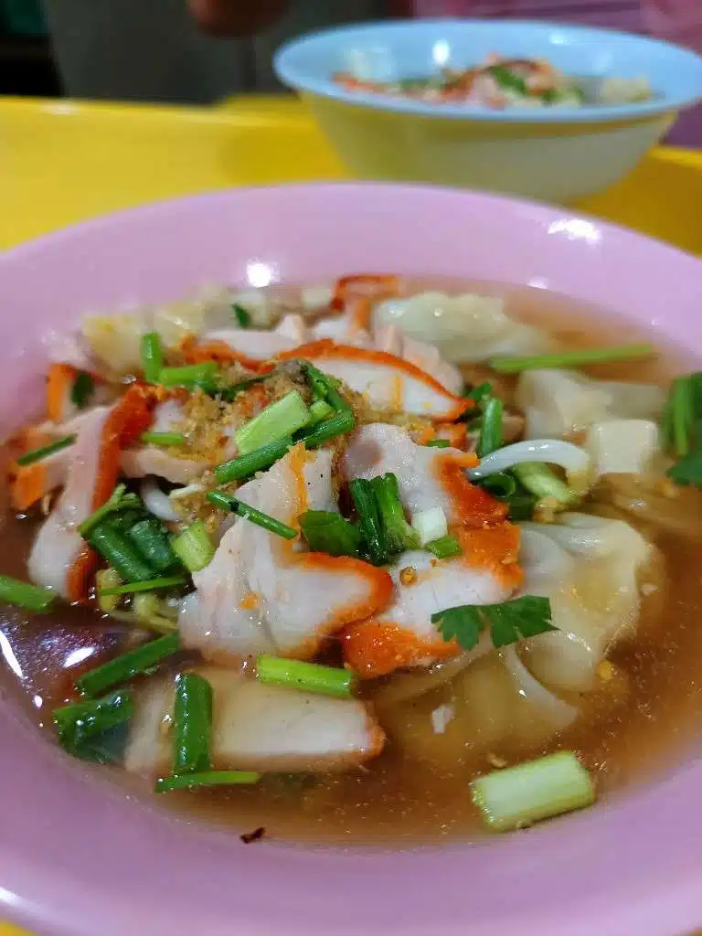 Ba mee kiew moo daeng arriving unseasoned before bean sprouts and condiments are added at the table