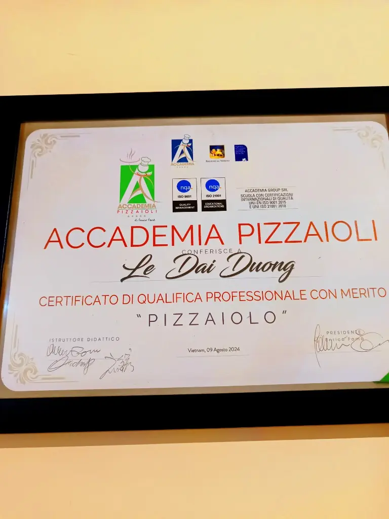 Accademia Pizzaioli certificate displayed inside Pizza 100